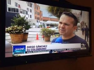 DJ Diego Sánchez siendo entrevistado en televisión nacional sobre su trayectoria profesional