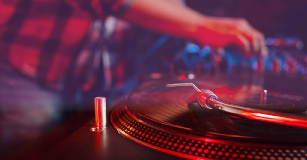 Tornamesa Technics con un vinilo girando y la aguja encima de él reproduciendo música en evento de Dj Diego Sánchez