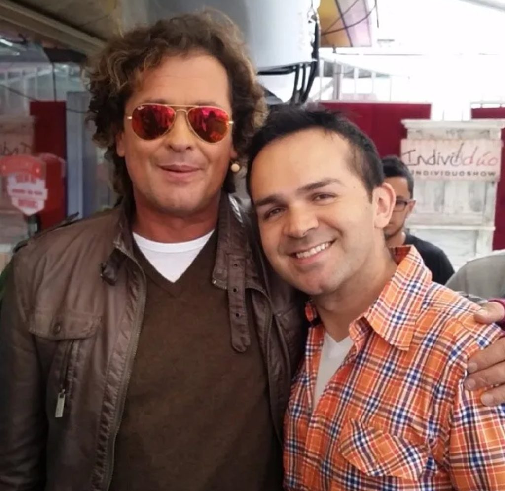 DJ Diego Sánchez junto a Carlos Vives en estudios de City TV tras entrevista en televisión nacional