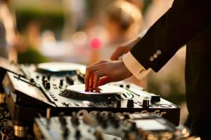 Manos de un DJ profesional operando equipo Pioneer Nexus 2000 durante una boda en Colombia, reflejando experiencia y producción real