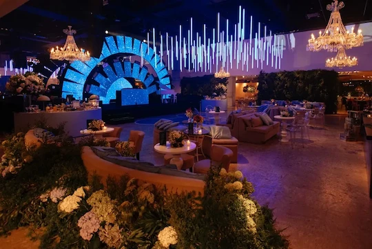 Escenario con arcos de pantallas LED modulares y cabina de DJ Diego Sánchez en evento corporativo con iluminación azul