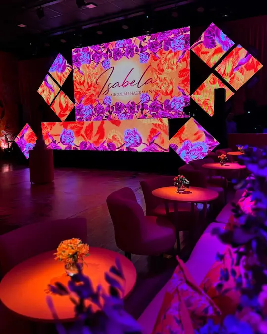 Producción visual con pantallas LED para fiesta de quince años, incluyendo pantalla principal y estructuras LED decorativas