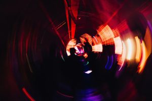 Luces láser rojas distorsionadas en una boda durante la pista de baile, simbolizando alertas y riesgos al contratar proveedores de eventos